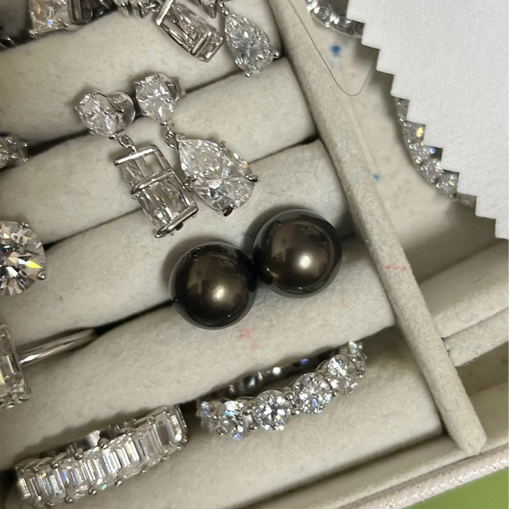 Black  Tahitian pearl in round shiny earrings - Picture 8 of 11